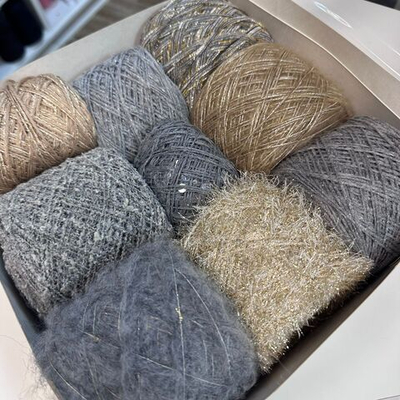 Набор итальянской фантазийной пряжи для джемпера, свитера, кардигана "СОЛНЦЕ ПЕТЕРБУРГА"; Состав: кидмохер, меринос, альпака, хлопок, люрекс, фибра, пайетки. общий вес: 620 гр