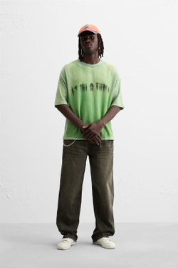 ZARA ТРИКОТАЖНАЯ ФУТБОЛКА С ПРИНТОМ В ВИДЕ ФУТБОЛКИ, ЗЕЛЕНЫЙ