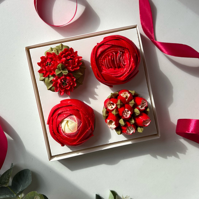 Набор капкейков «Красный акцент» с пионом, розой и тюльпаном