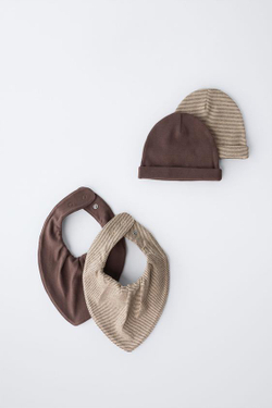 ZARA НАБОР ИЗ ДВУХ ШАПОК И ДВУХ НАГРУДНИКОВ, КОРИЧНЕВЫЙ