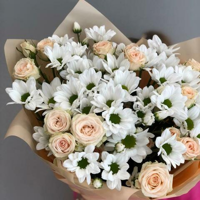 Букет из белой кустовой хризантемы и кустовых роз