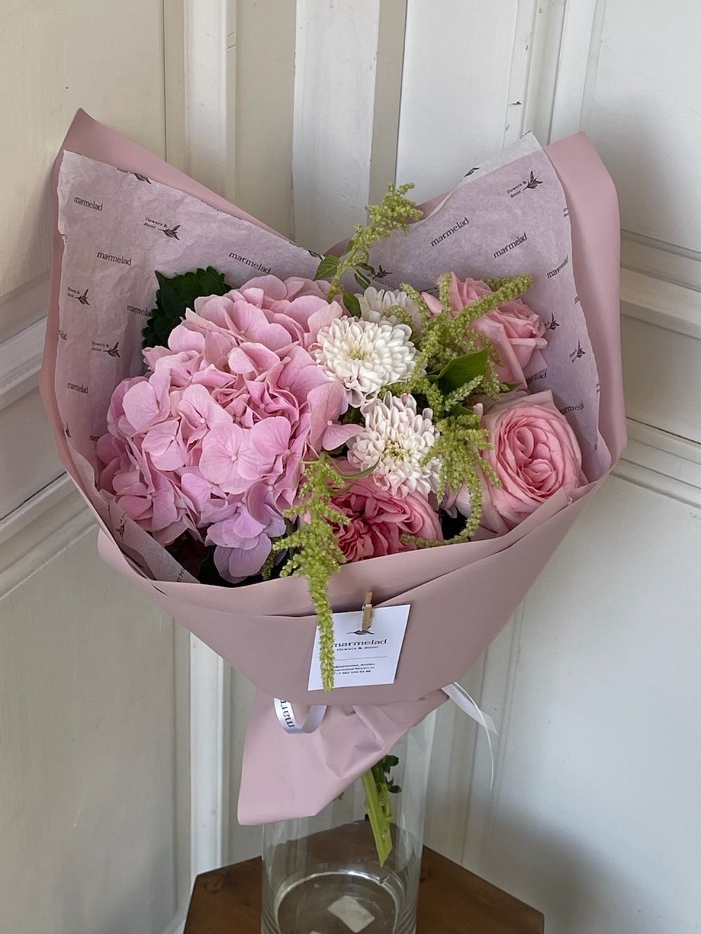 Букет из гортензии, хризантемы, и одноголовой пионовидной розы