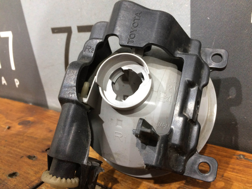 ПТФ передняя правая Toyota Land Cruiser 200 12-15 Б/У Оригинал 8121060180