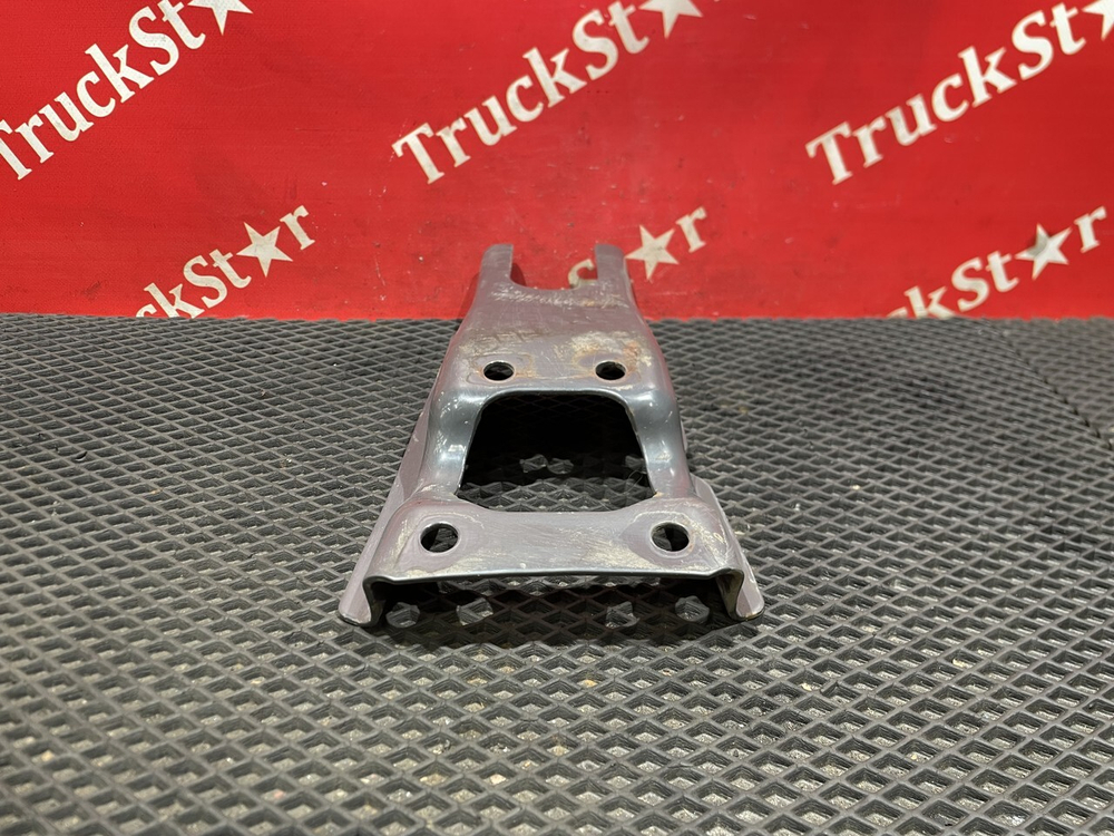 Кронштейн амортизатора переднего