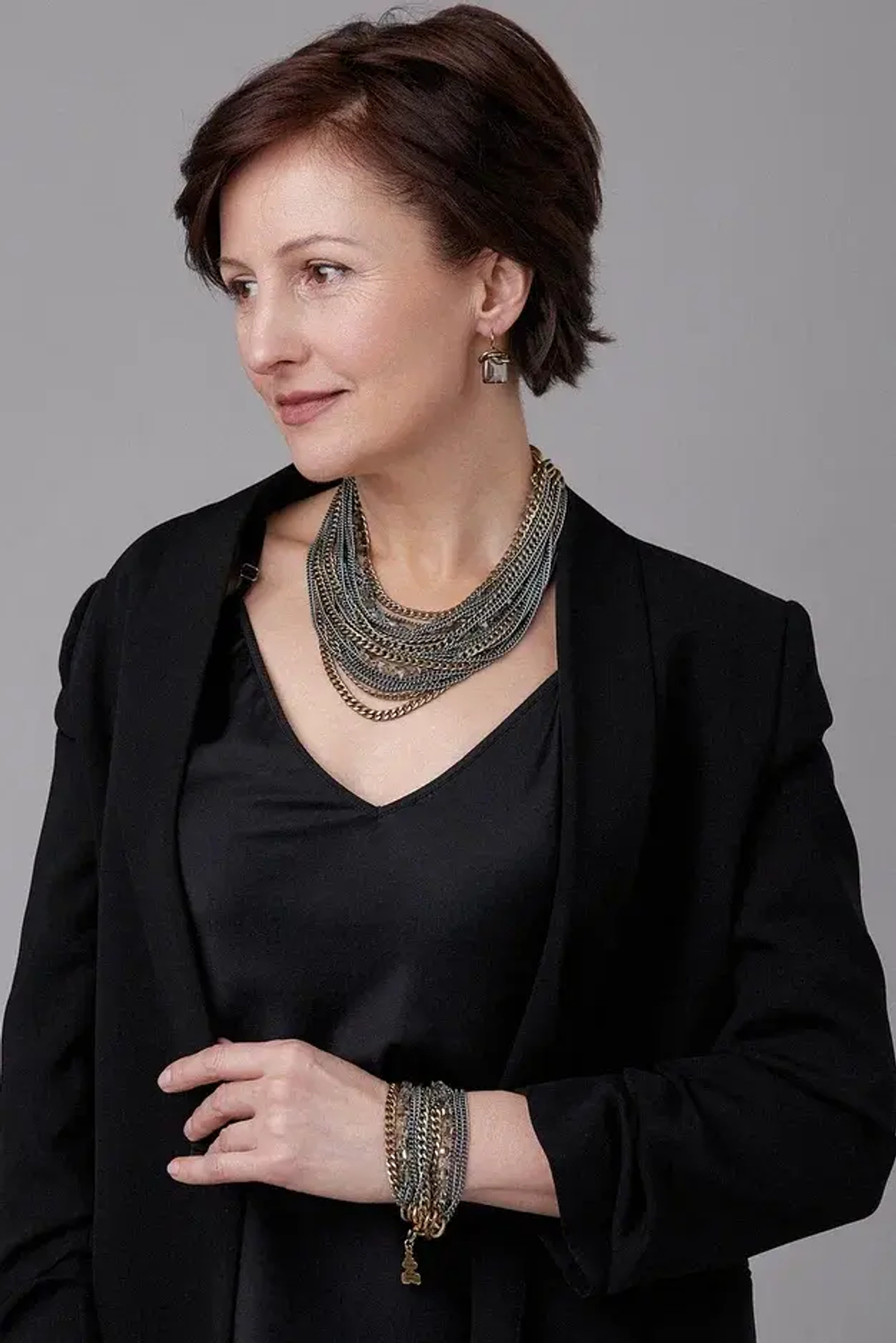 Колье многослойное из цепей и телесных квадратных кристаллов, оттенки графит и бронза