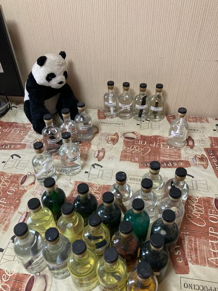Винипласт, Капролон, Эбонит, Фторопласт, Полиацеталь лежали 2,5 года в Спирте, Бензине, Саноксе, Растворителе, Уксусе.