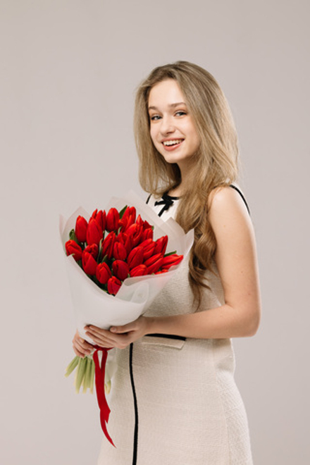 Моно-букет из алых тюльпанов