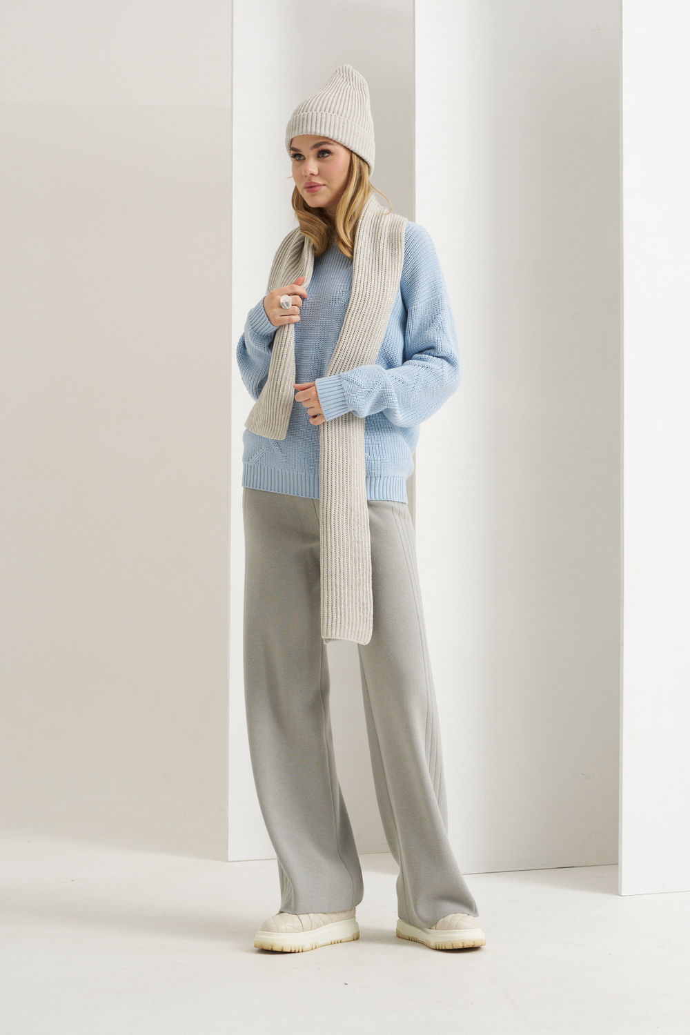 Свитер с крупной вязкой голубой