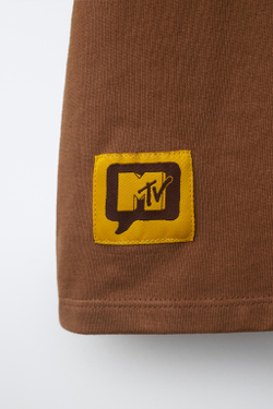 ZARA ФУТБОЛКА С ПРИНТОМ MTV®, СВЕТЛО-КОРИЧНЕВЫЙ
