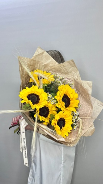 Букет из подсолнухов и танацетума
