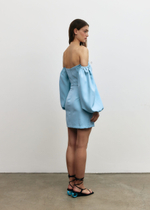 Голубое платье с открытыми плечами