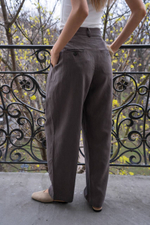 Брюки с защипами зауженного кроя из хлопка