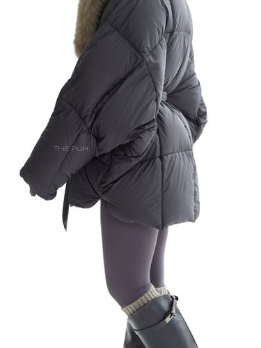 Черный пуховик летучая мышь с серым мехом