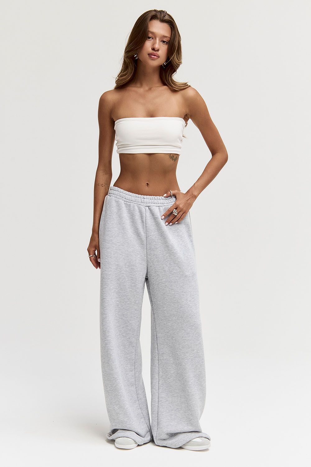 Широкие джоггеры без начеса с лампасом цвета серый меланж