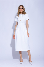 Женское изящное белое платье с пуговицами