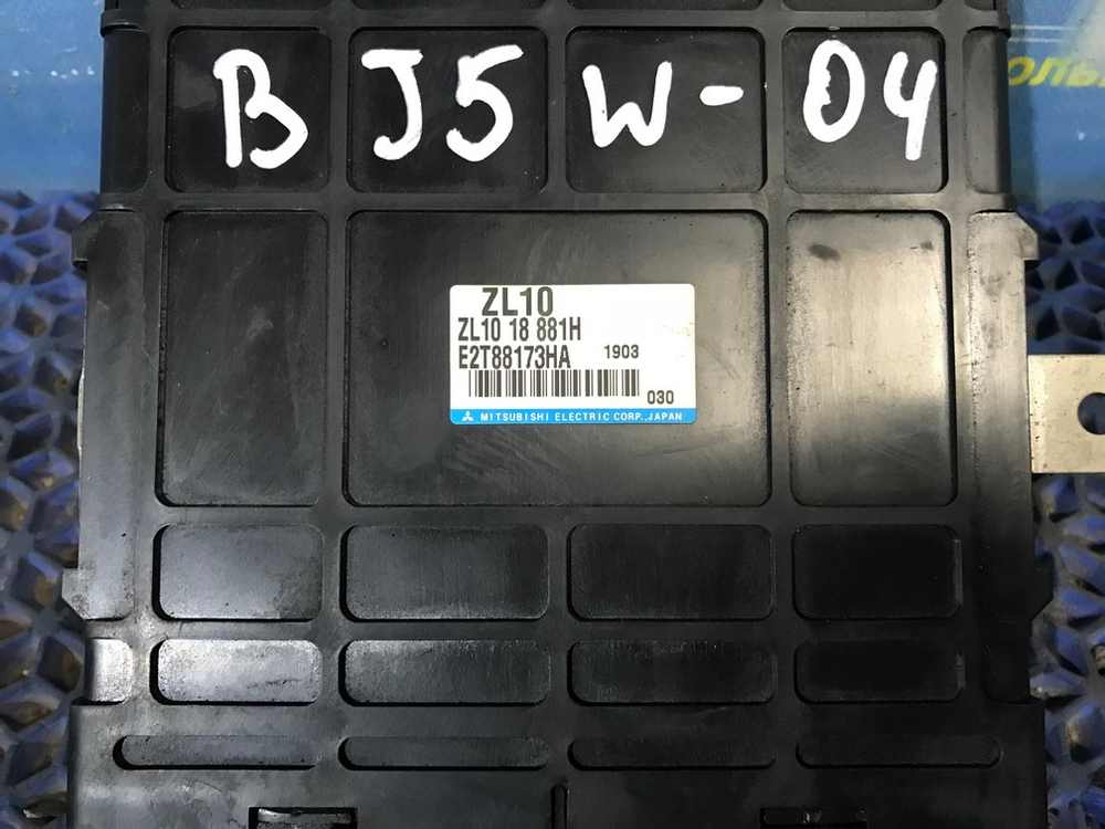 Компьютер двигателя MAZDA FAMILIA 1999