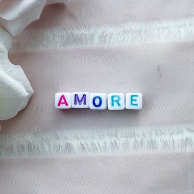 Надпись AMORE