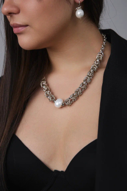 Колье Византия с белым жемчугом Майорка, оттенок серебро