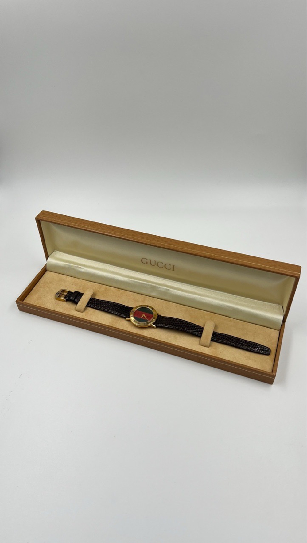 Часы Gucci ( представлены онлайн )