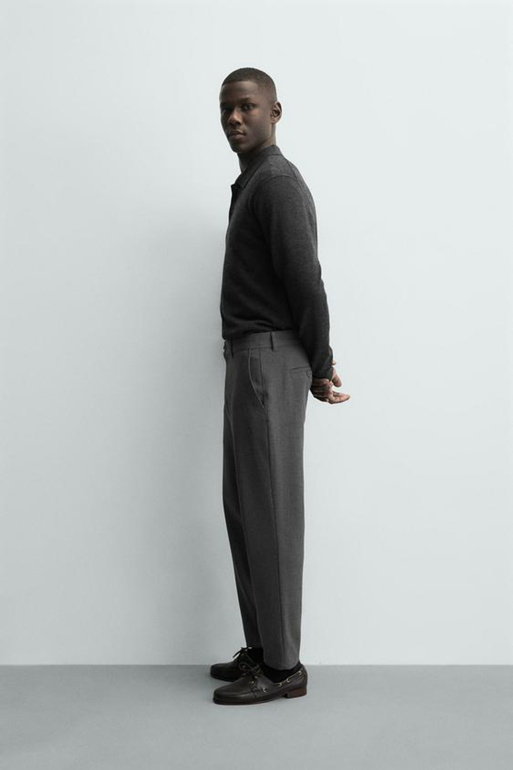 ZARA БРЮКИ ЧИНОС ИЗ КОМФОРТНОЙ РЕЛЬЕФНОЙ ТКАНИ, НАТУРАЛЬНЫЙ СЕРЫЙ