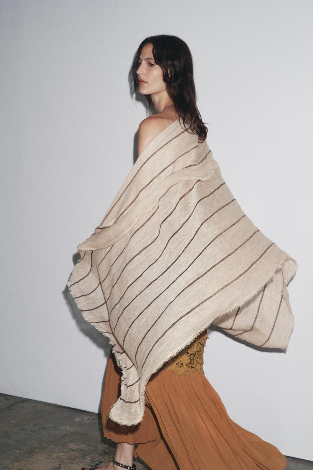 ZARA ПОЛОСАТЫЙ ПЛАТОК ИЗ 100% ЛЬНА, ПЕСОЧНЫЙ