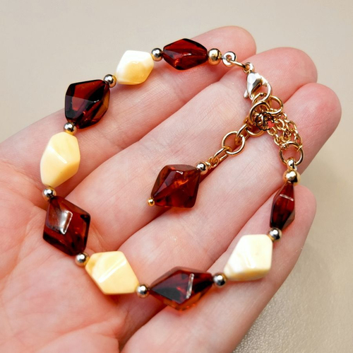 Элегантный браслет с янтарём разных цветов