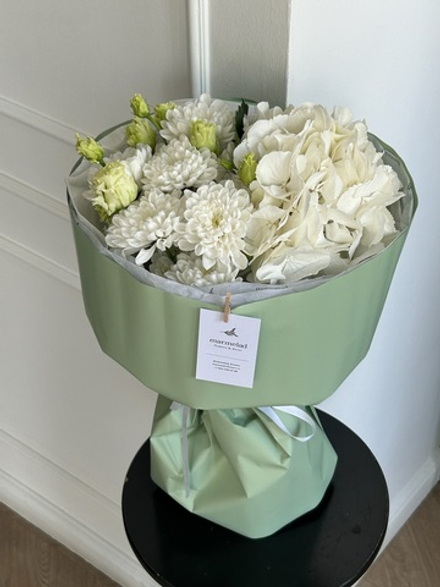 Сборный букет из гортензии, хризантемы и лизиантуса