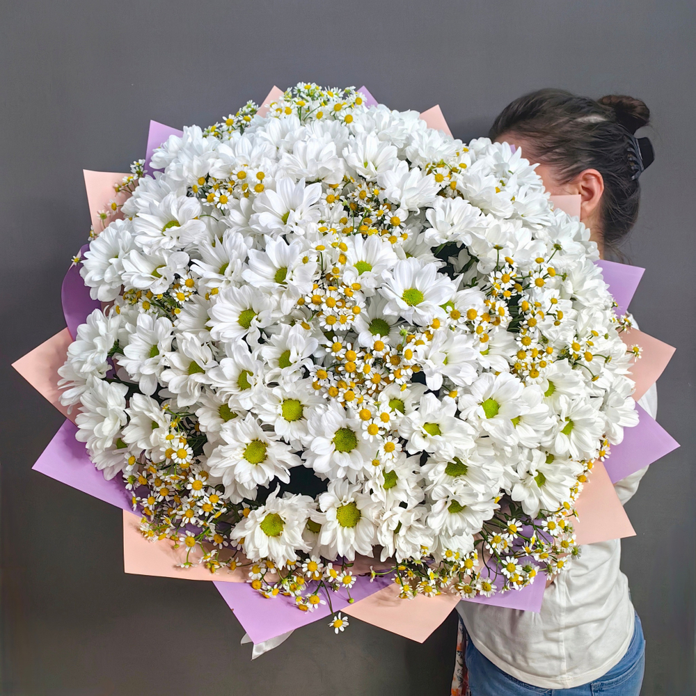 Букет из кустовых хризантем сорта "KENNEDY WHITE" и ромашек