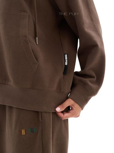 Коричневый костюм с цветной вышивкой на спине