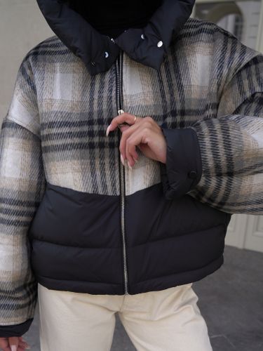 Черный клетчатый пуховик с капюшоном