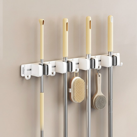 Стена чистоты: Как уместить 4 швабры на одном месте