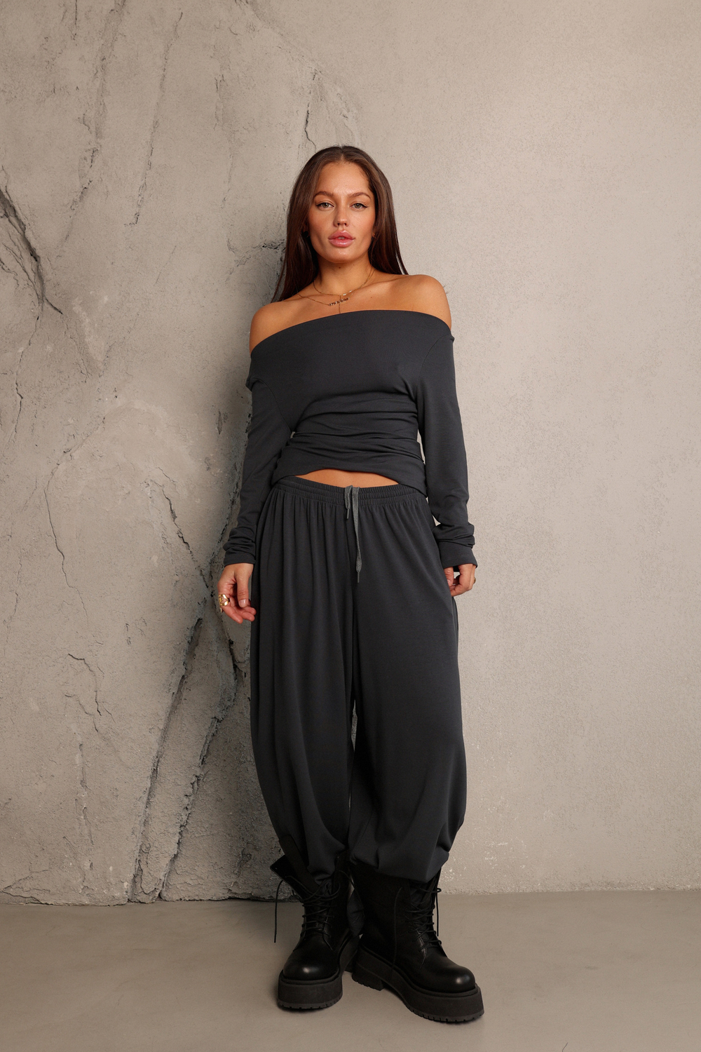 Лонгслив с открытым плечом из тонкого трикотажа