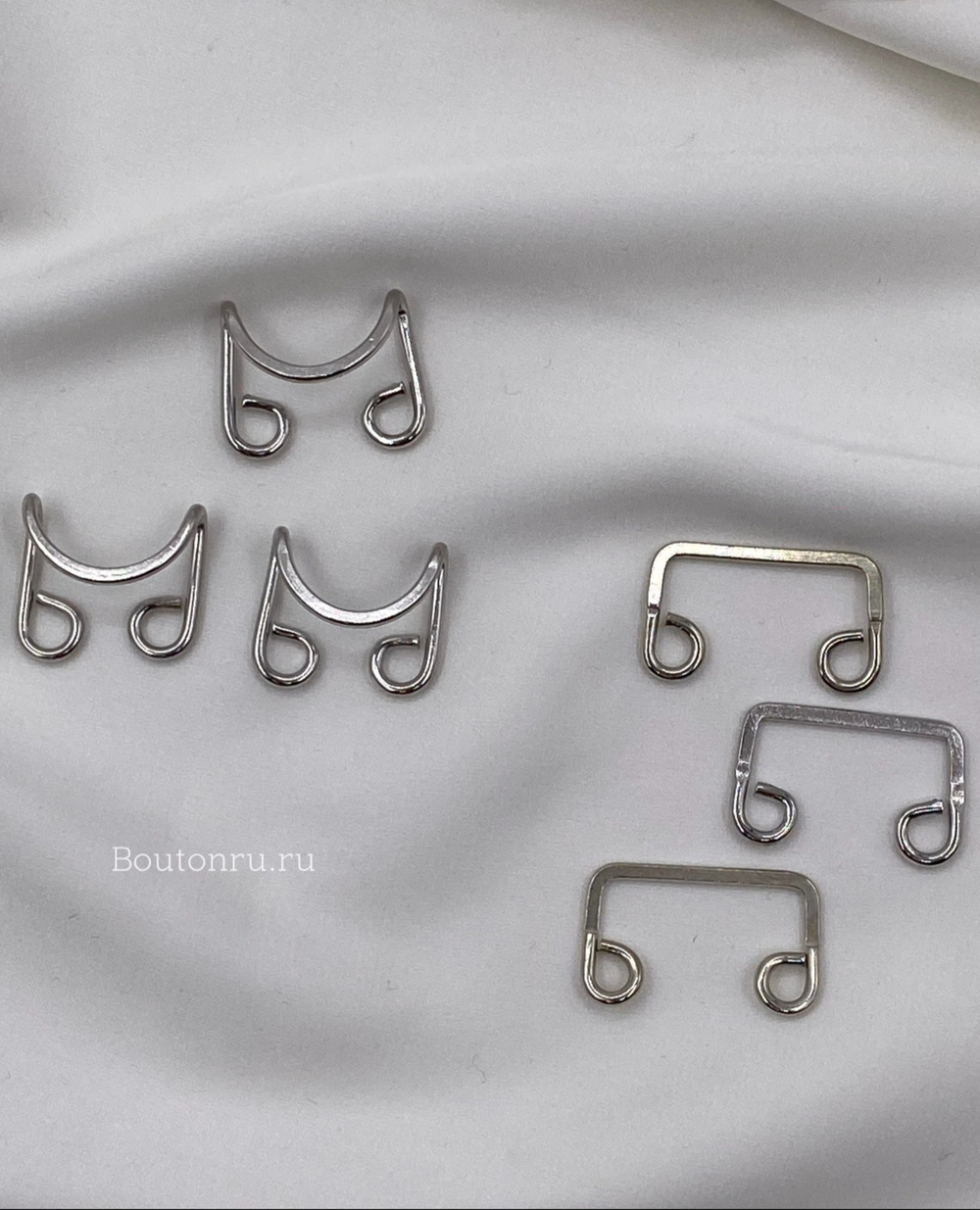 Крючок на стойку воротника с хольнитенами серебро