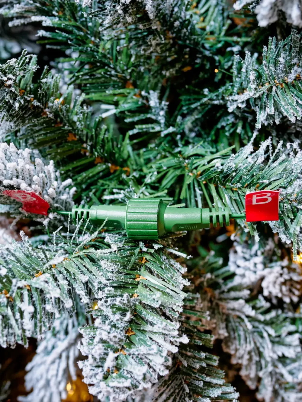 Заснеженная елка с гирляндой встроенной «Saint Paul» (Литая+пвх) 3 м