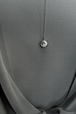 ZARA ТОП СО СБОРКАМИ, ОТКРЫТОЙ СПИНОЙ И УКРАШЕНИЕМ, СЕРЫЙ