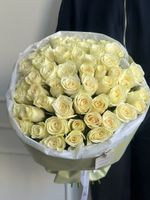 Букет из белой розы (50см) 51 шт в оформлении