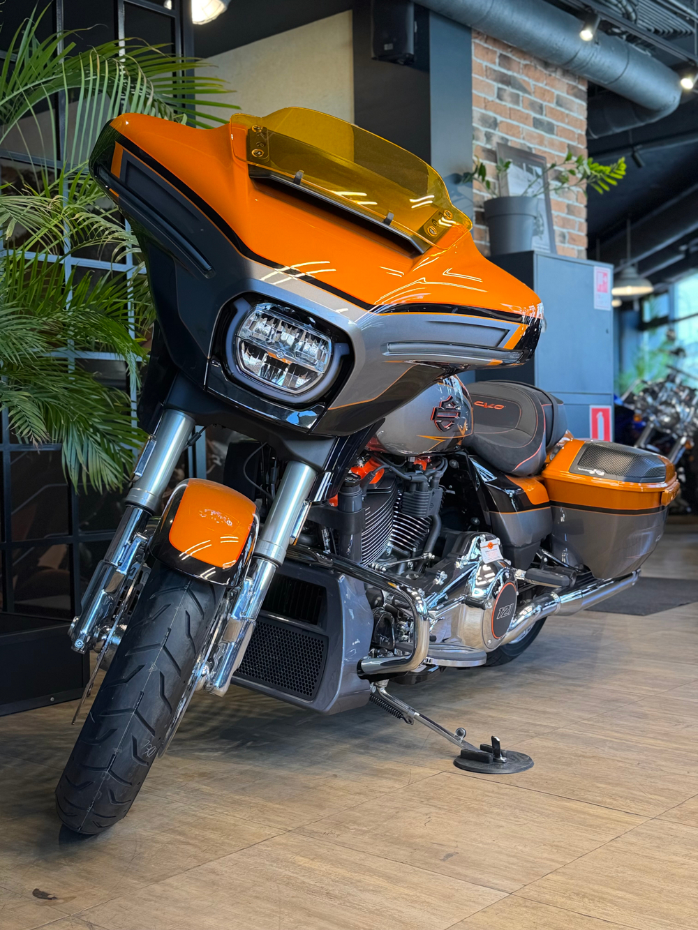 CVO Street Glide "Torched Orange CVO Tri-Tone" (2026)