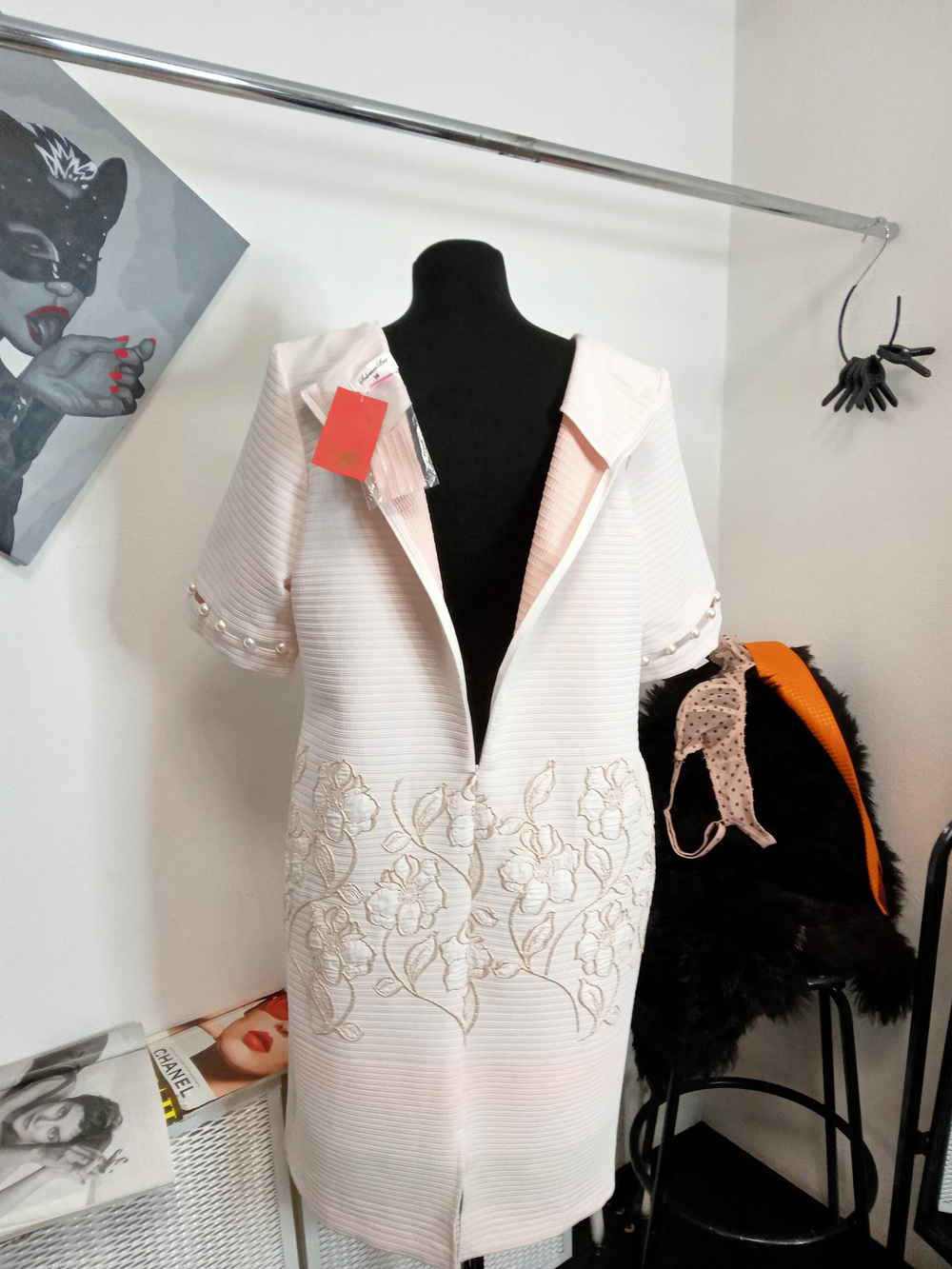 Платье праздничное, светлое с вышивкой. Размер 56.