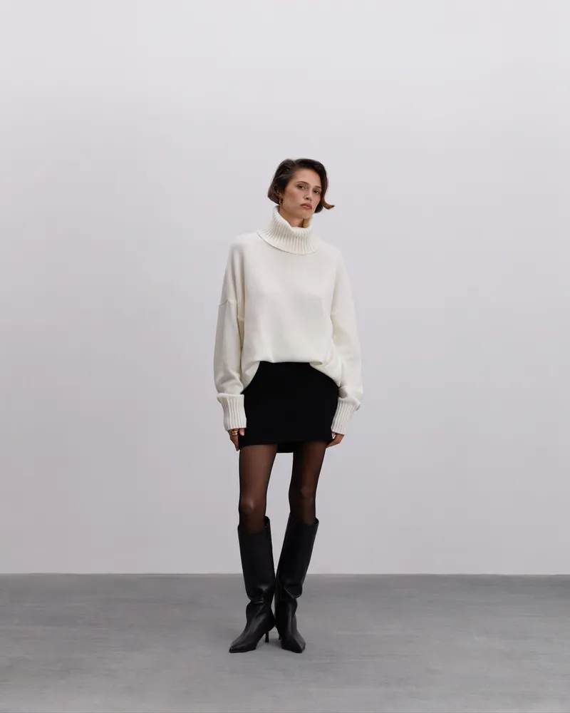 Свитер из шерсти с высоким воротником молочный