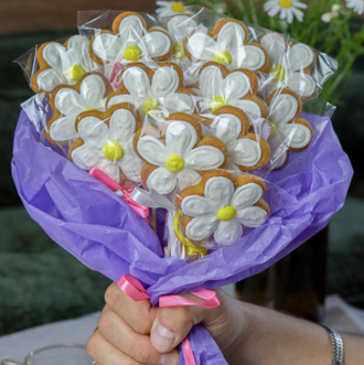 Пряники на палочках и букеты