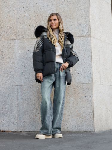 Черно-серый комбинированный пуховик с мехом енота