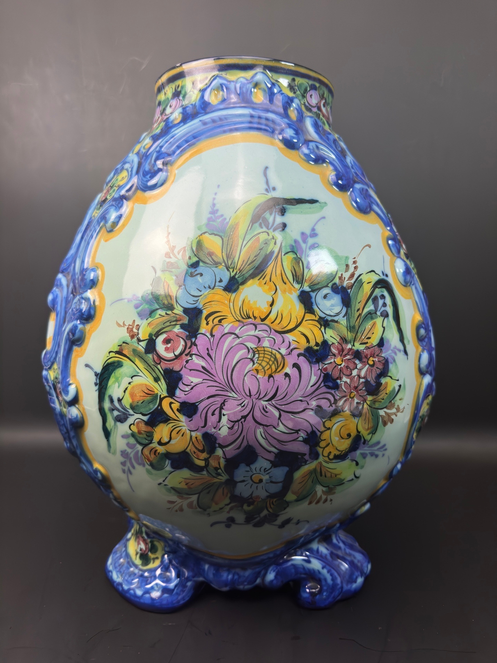 Декоративная ваза с изображением цветов