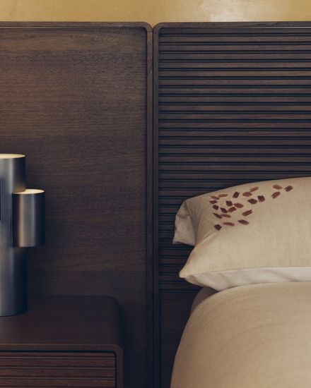 Кровать Norlen с 2 прикроватными тумбочками из орехового шпона с темной отделкой LED 160 x 200 см