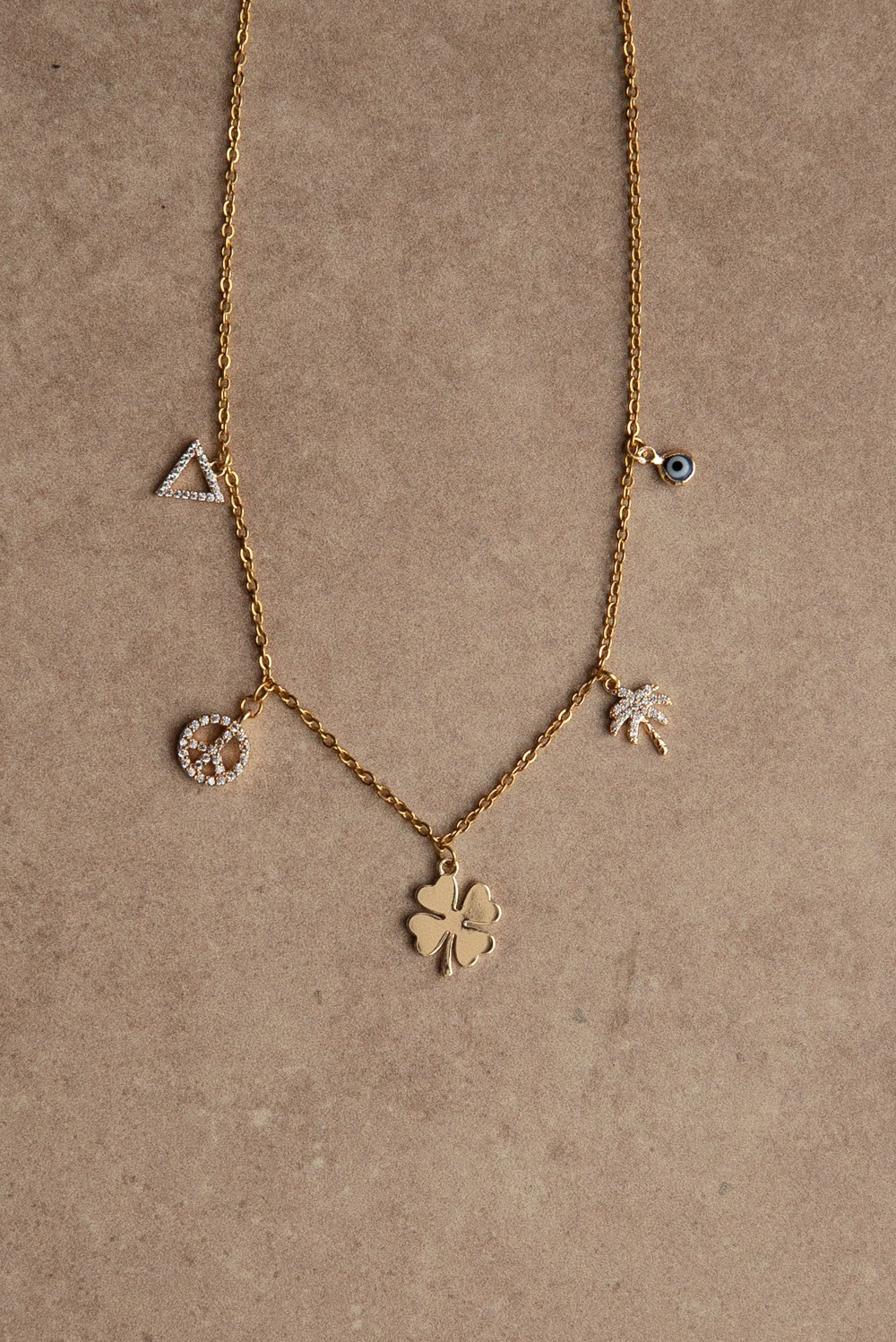 Чокер с амулетами