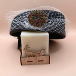 ТАблетка с Вуалью и брошью.