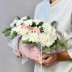 «Снегопад» композиция из ели(нобилиса) и хризантемы