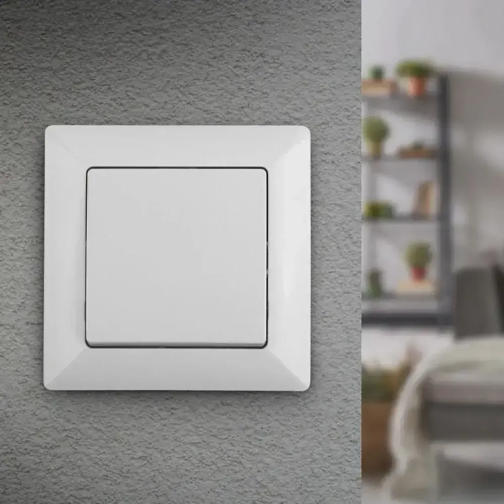 Выключатель Intro Solo 4-101-01 одноклавишный 10А-250В IP20 СУ белый