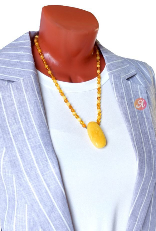 Колье с кулоном из природного янтаря