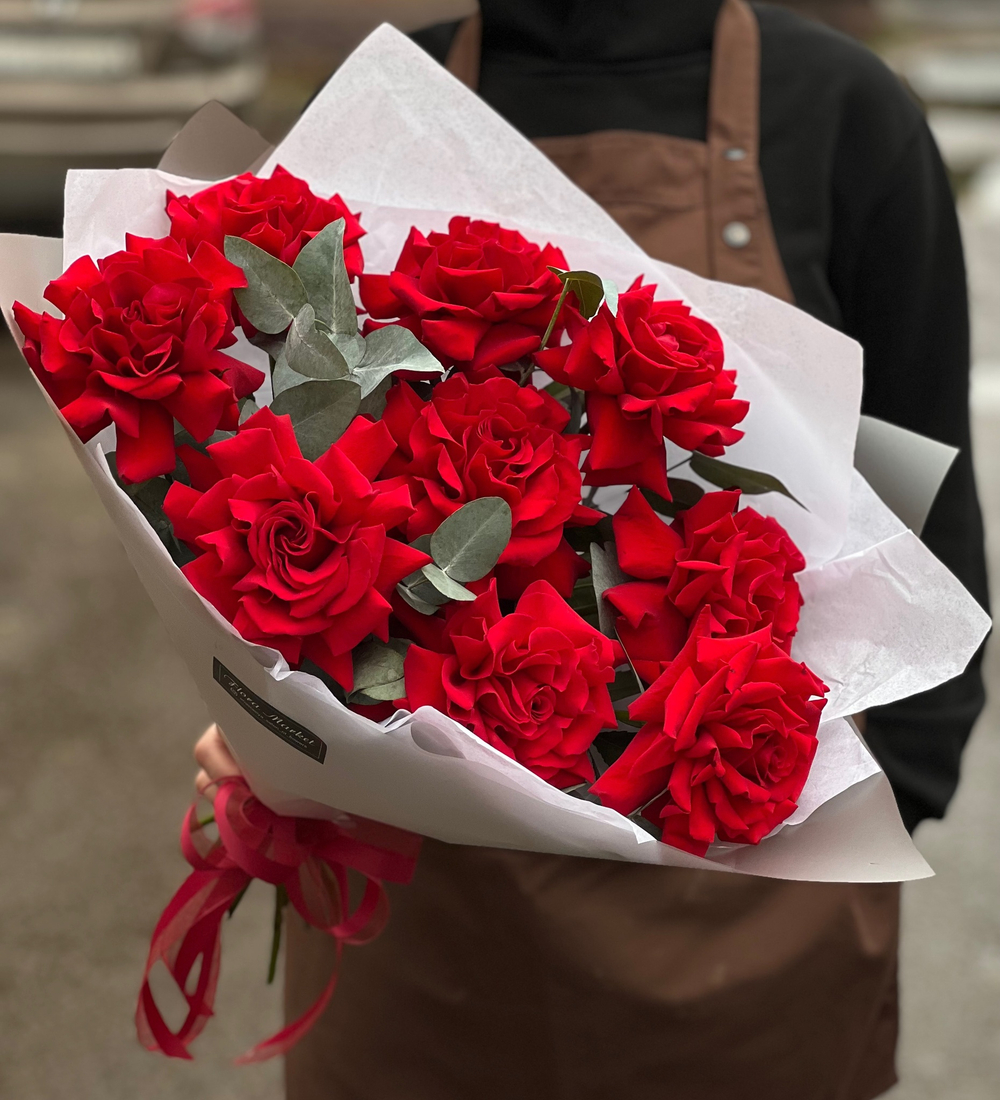 Красные французские розы премиум сорта и эвкалипт в элегантном оформлении