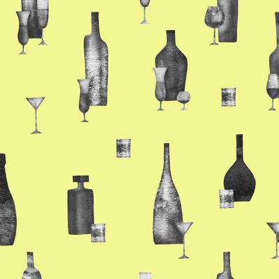 серые бутылки на желтом